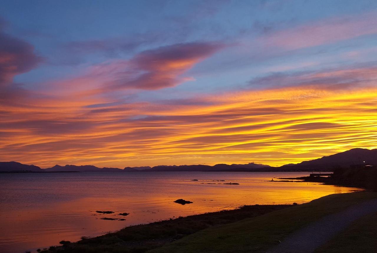 Skye Basecamp Hostel, Broadford Bay, Isle Of Skye エクステリア 写真